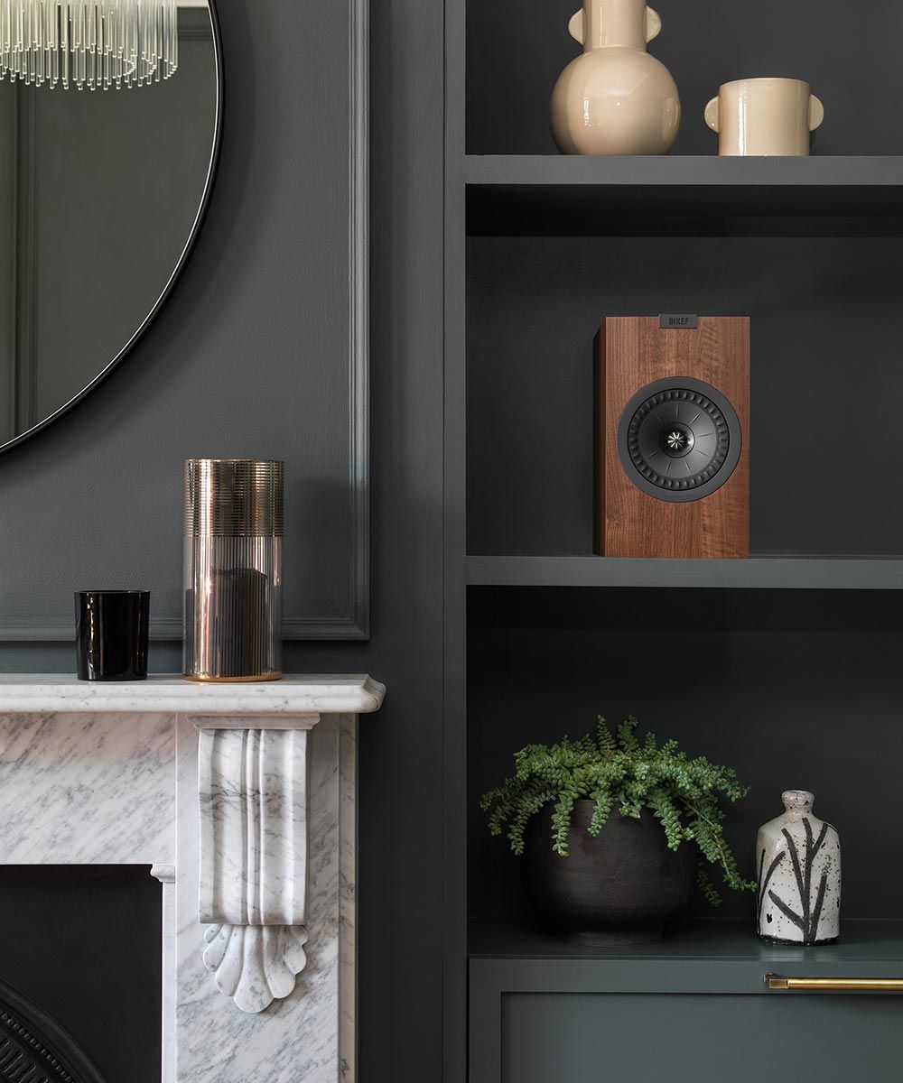 Полочная акустика KEF Q150 walnut