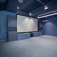 Кинозал в мансарде фотография - 7